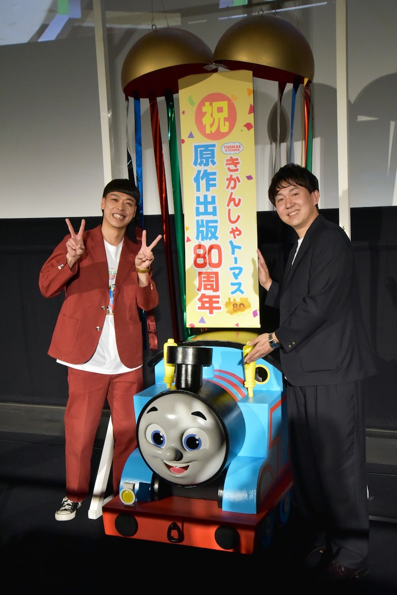 「映画 きかんしゃトーマス」の試写会イベントにゲスト出演したバッテリィズ