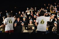 客席へサインボールを投げ入れるバッテリィズ