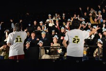 客席へサインボールを投げ入れるバッテリィズ