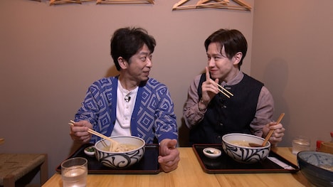 うどんを味わうフットボールアワー後藤とウエンツ瑛士