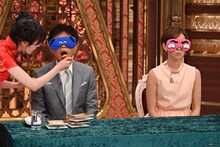 目隠しをして「芸能人格付けチェック」に挑戦する浜田雅功とヒロド歩美