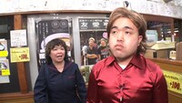 店主夫婦の歴史を再現する吉本新喜劇の多和田上人とオーサカクレオパトラ・りえちゃん