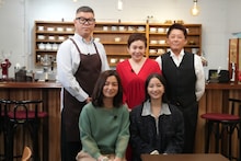 「喫茶しのぶ」の出演者。後列左からシソンヌ長谷川、大竹しのぶ、坂上忍。前列左から尾野真千子、広瀬すず