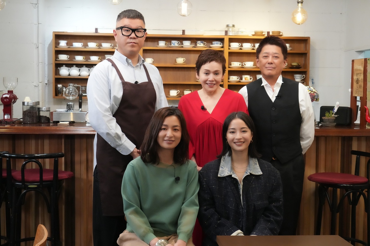「喫茶しのぶ」の出演者。後列左からシソンヌ長谷川、大竹しのぶ、坂上忍。前列左から尾野真千子、広瀬すず