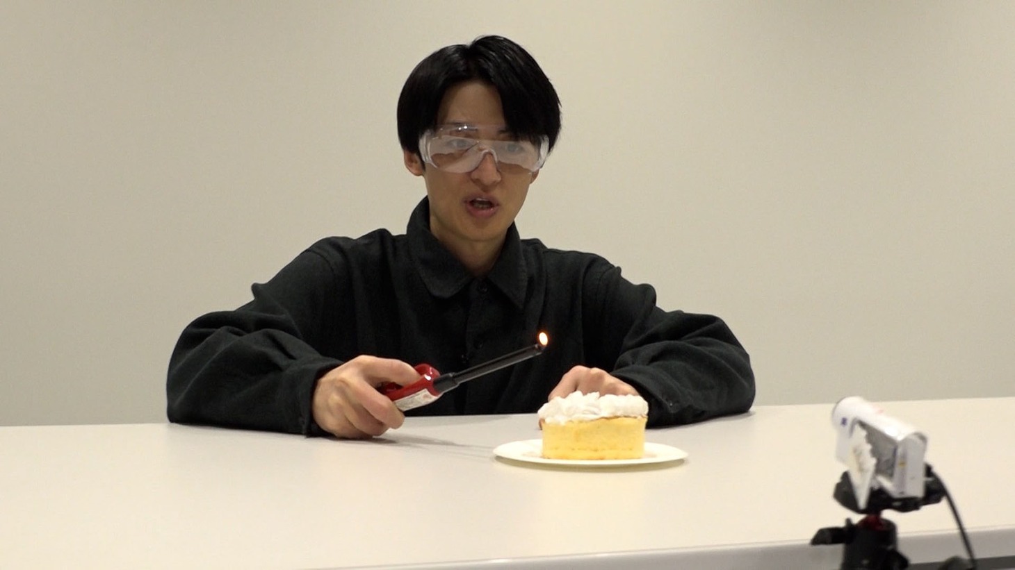 ケーキ爆破のプチドッキリでリアクションに苦戦するツートライブたかのり