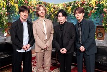 内村光良とMrs. GREEN APPLE。（写真提供：NHK）