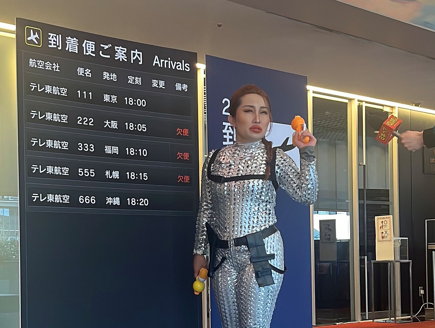 「YOUは何しに日本へ？」のモノマネを披露するキンタロー。