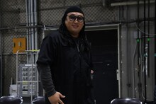 スタジオに登場したロバート秋山