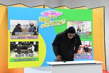 報道陣に一礼するロバート秋山