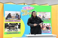 サングラスを外して記者会見に臨むロバート秋山