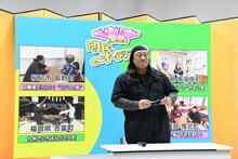 サングラスを外して記者会見に臨むロバート秋山