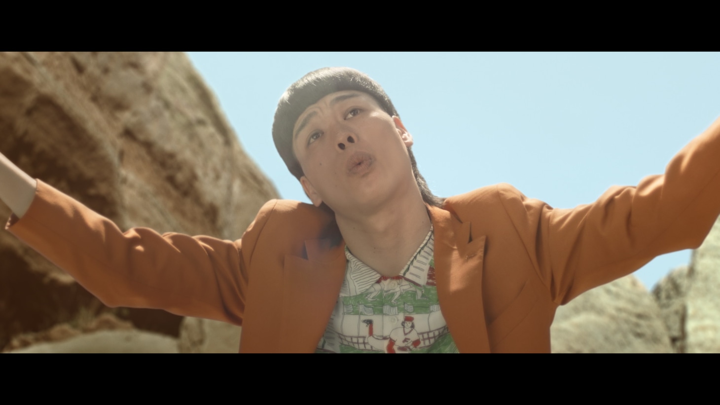 バッテリィズが出演するカップヌードルCM「叫ぶおじさん」編より