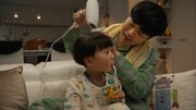 「野菜生活100」CM「飲も。いっしょに。」編のワンシーン