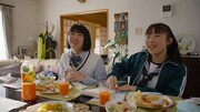 「野菜生活100」CM「飲も。いっしょに。」編のワンシーン