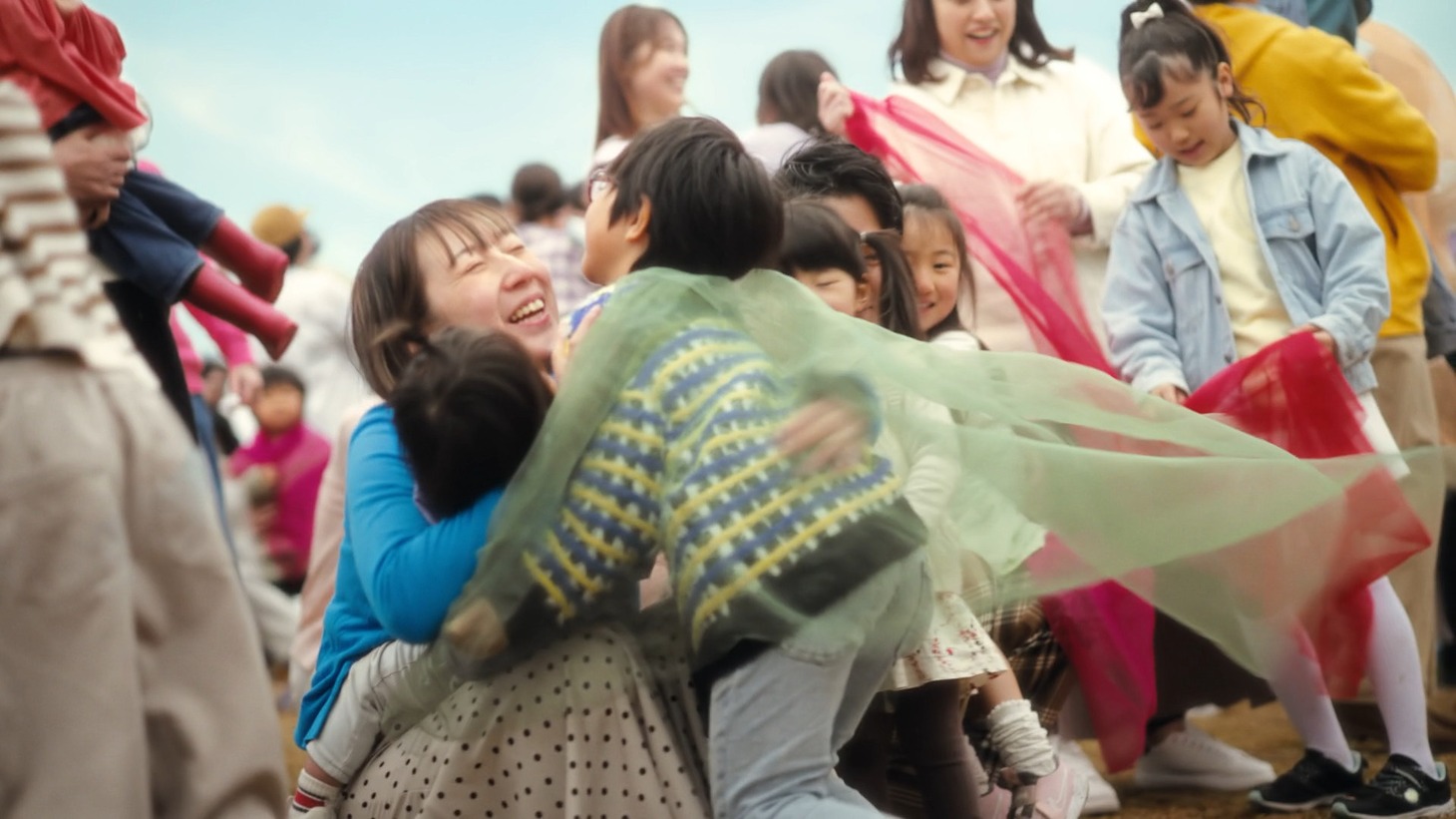 「野菜生活100」CM「飲も。いっしょに。」編のワンシーン