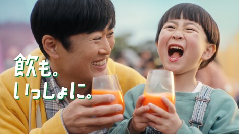 「野菜生活100」CM「飲も。いっしょに。」編のワンシーン