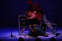 ひーとんのタンクトップを引っ張って椅子から引きずり降ろすおーちゃん