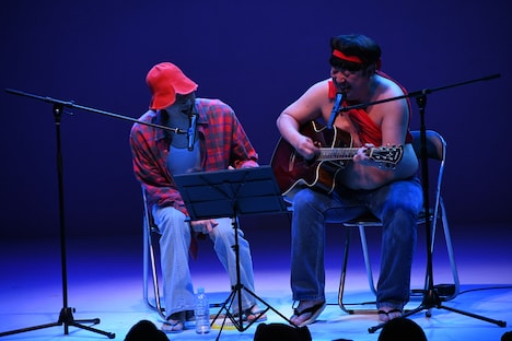 俳優座で歌唱する赤えんぴつ