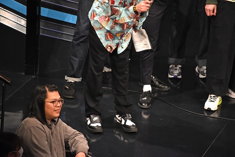 客席に座った結果、「屋台のおばさんみたいになってる」とツッコまれた大自然しんちゃん
