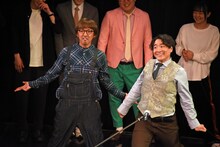 一緒に踊る（左から）かたつむりピーチ、田津原理音