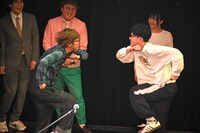 一緒に踊る（左から）かたつむりピーチ、マユリカ阪本