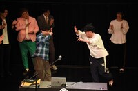 一緒に踊る（左から）さや香・石井、マユリカ阪本