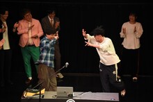 一緒に踊る（左から）さや香・石井、マユリカ阪本