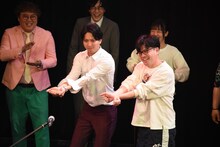 一緒に踊る（左から）キンボシ西田、ユリカ阪本