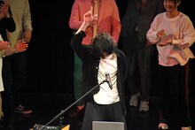 DJになりきるデニス松下