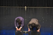 自分たちがネタコーナーのトリを務めることを謝罪するマルセイユ