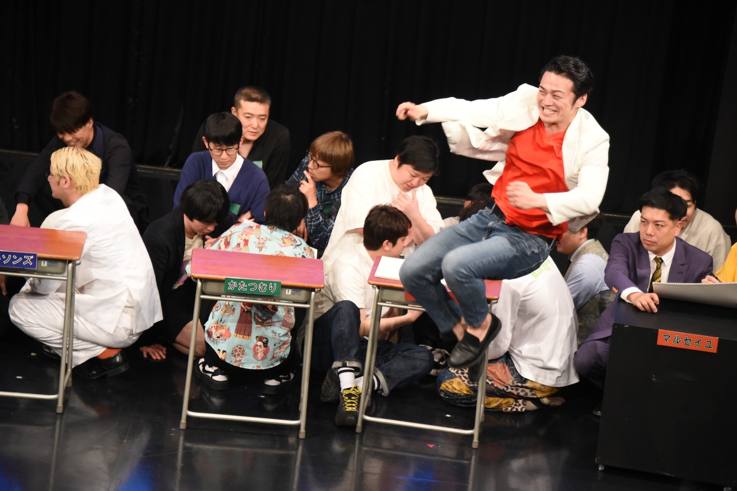 シンキングタイム中にハイキックを披露するケビンス・山口コンボイ