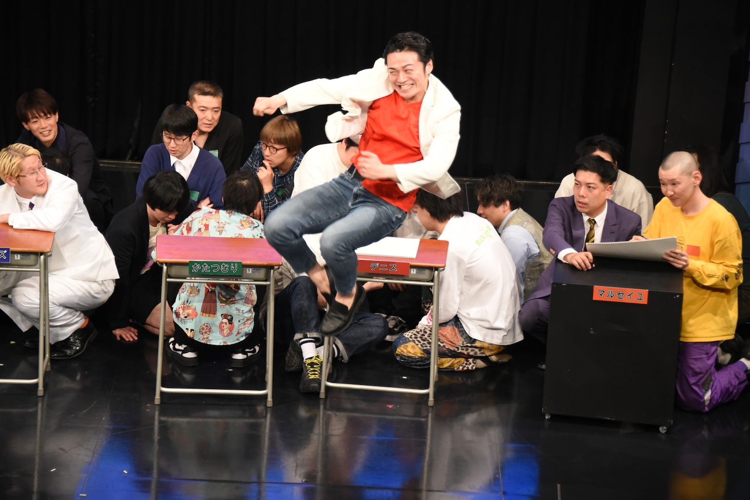 シンキングタイム中にハイキックを披露するケビンス・山口コンボイ