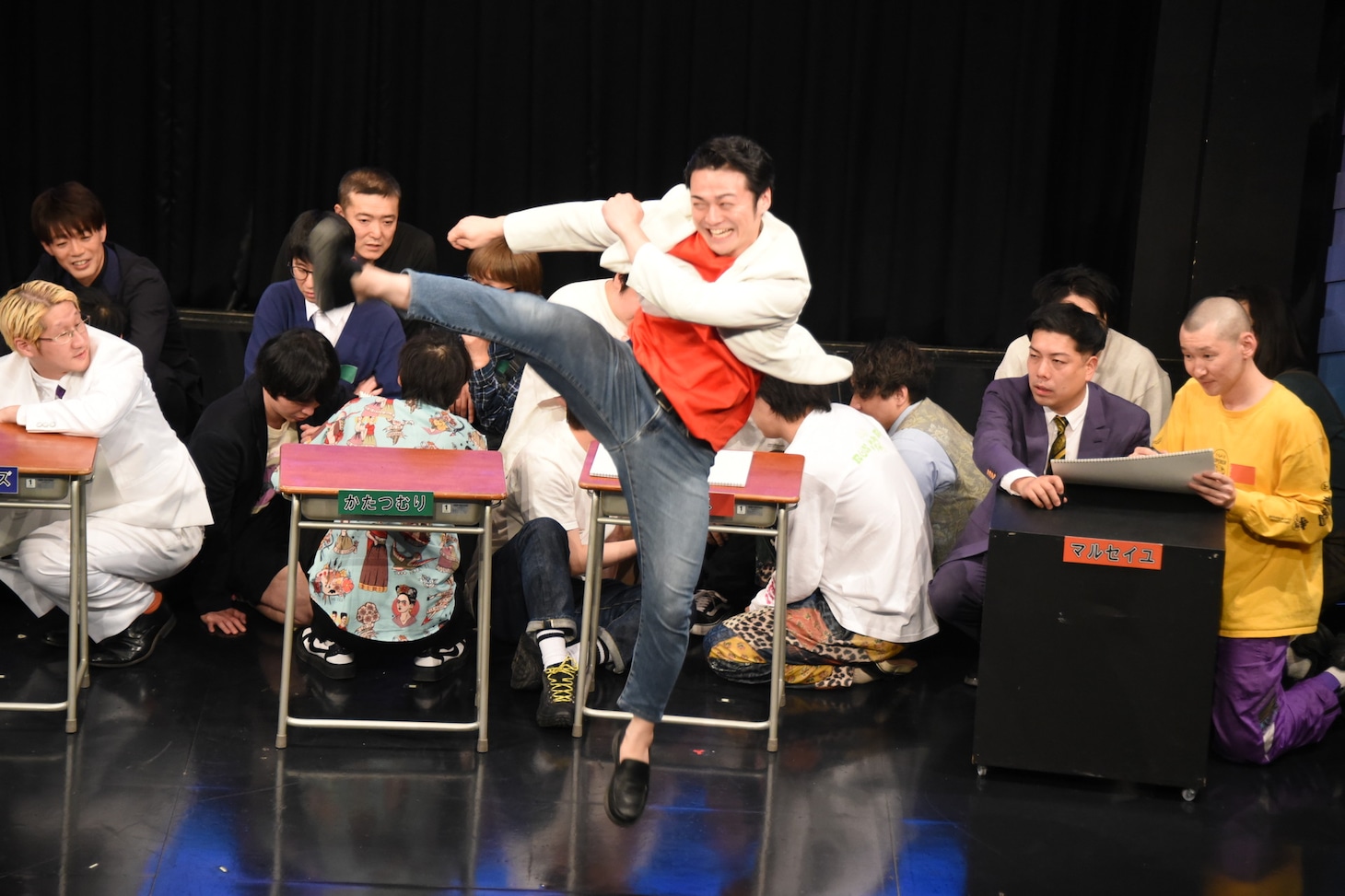 シンキングタイム中にハイキックを披露するケビンス・山口コンボイ