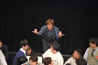 客席に「ドッカンちょうだい」と笑いを求めるかたつむりピーチ