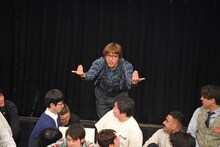 客席に「ドッカンちょうだい」と笑いを求めるかたつむりピーチ