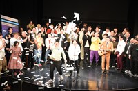 売れなかったチケットを宙にばら撒くカゲヤマ益田