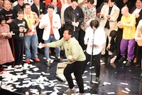 「買い取ってくださいよ！ 買い取ってくれ！」と客席に呼びかけるカゲヤマ益田