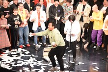 「買い取ってくださいよ！ 買い取ってくれ！」と客席に呼びかけるカゲヤマ益田