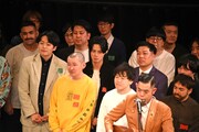 サンシャイン坂田の大演説を聞く芸人たち