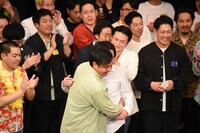 抱き合うサンシャイン坂田とカゲヤマ益田