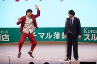 バッテリィズ。好きなものがたくさん描かれたシャツに着替えたエース（左）