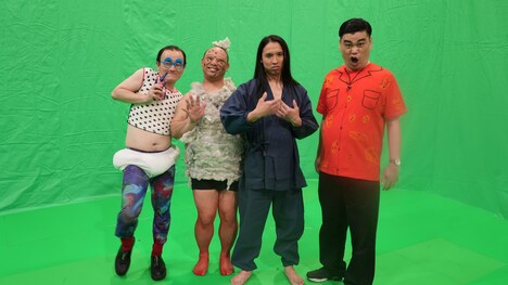 「パクチーテレビ」に出演する、ななまがり、トム・ブラウン