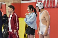 ダイアン津田の試合を見守る（左から）ダイアン・ユースケ、阿部なつき、ライス関町