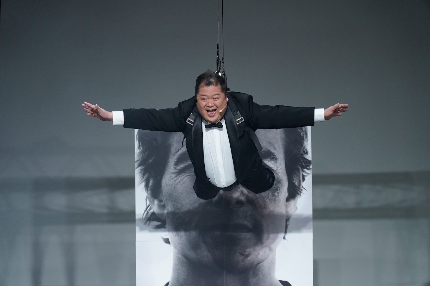 「ミッション：インポッシブル／ファイナル・レコニング」のキックオフイベントにワイヤーアクションで登場したブラックマヨネーズ小杉