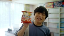 CM「サッポロ一番ずっと好きだったんだぜ。バカリズムさん みそラーメン篇」より