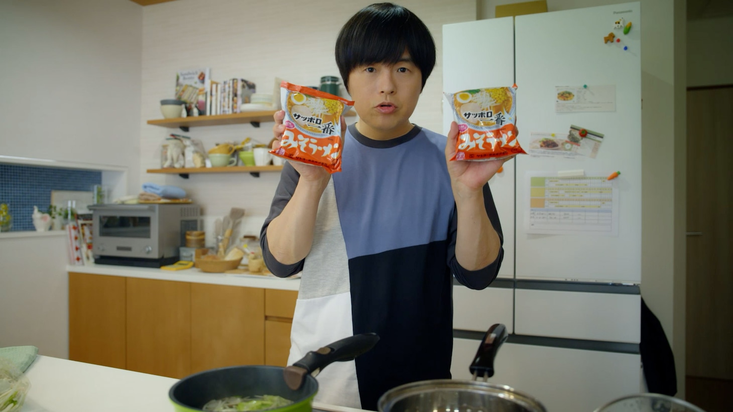 CM「サッポロ一番ずっと好きだったんだぜ。バカリズムさん みそラーメン篇」より