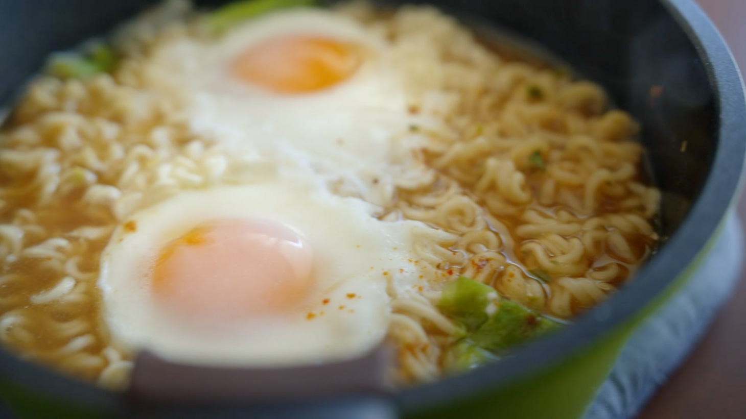 CM「サッポロ一番ずっと好きだったんだぜ。バカリズムさん みそラーメン篇」より