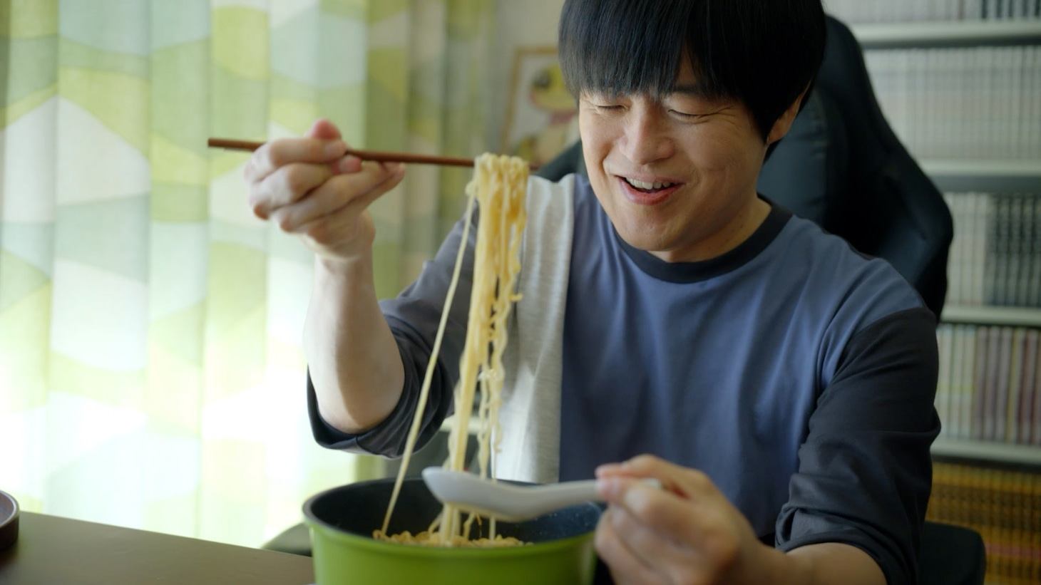 CM「サッポロ一番ずっと好きだったんだぜ。バカリズムさん みそラーメン篇」より