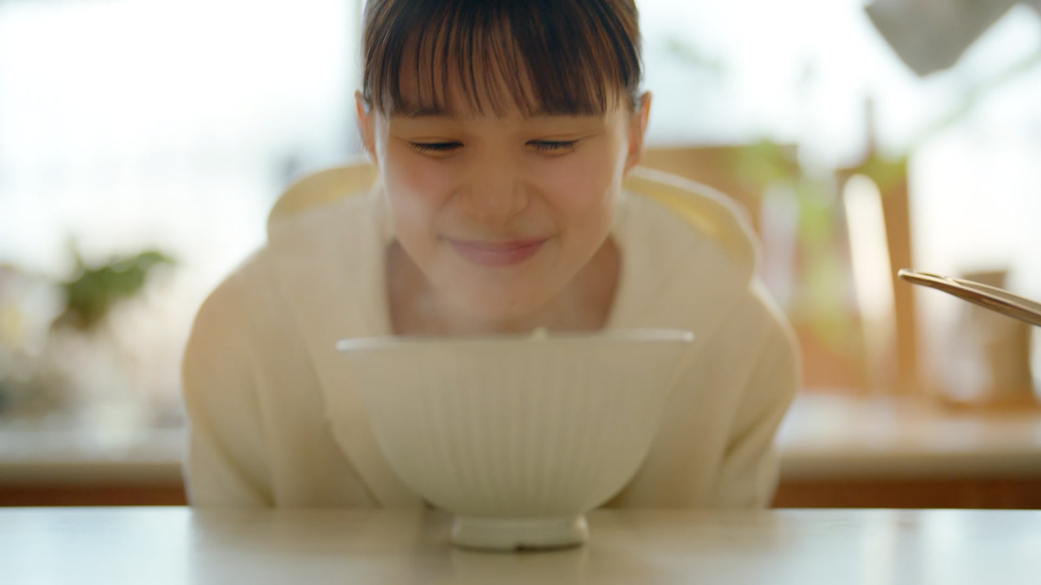 「サッポロ一番ずっと好きだったんだぜ。芳根京子さん 塩らーめん篇」より