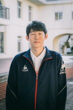 「霧尾ファンクラブ」に教師役でゲスト出演するロングコートダディ堂前